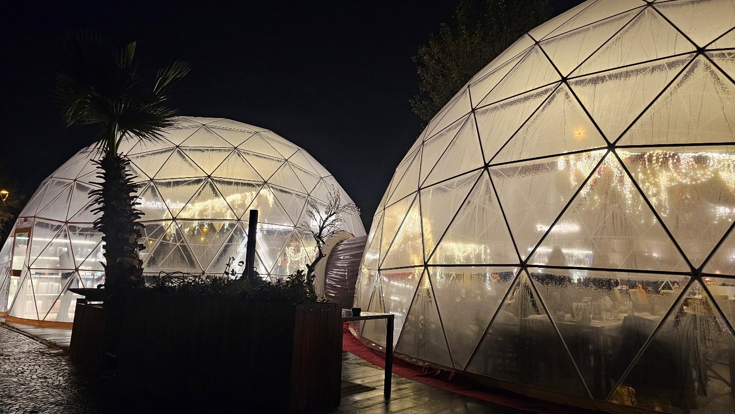 Dehor esterno invernale a cupole geodetiche del Rimini Cafè di sera