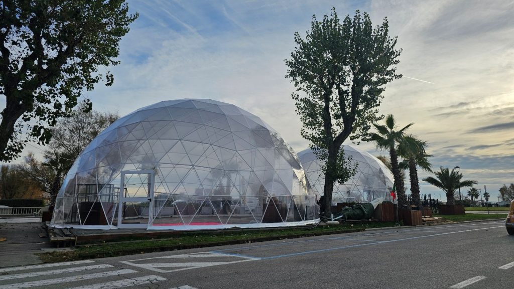 Dehor esterno invernale a cupole geodetiche del Rimini Cafè di giorno