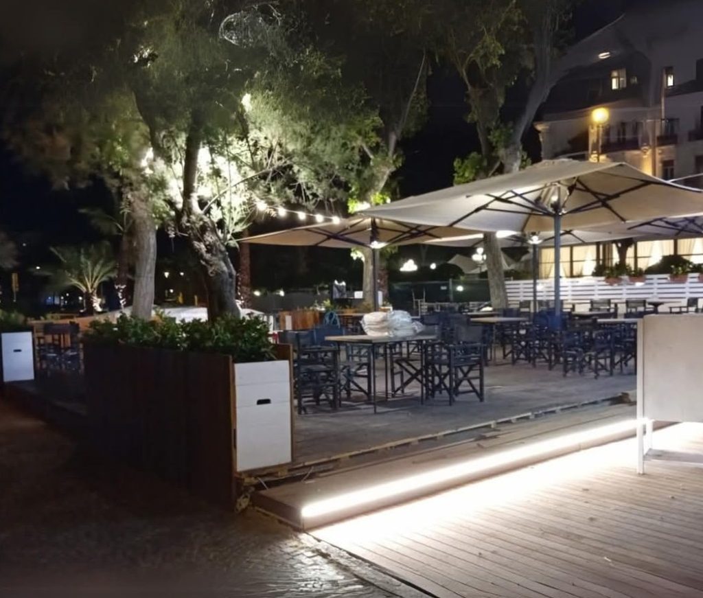 Dehor esterno invernale con tavoli del Rimini Cafè di sera