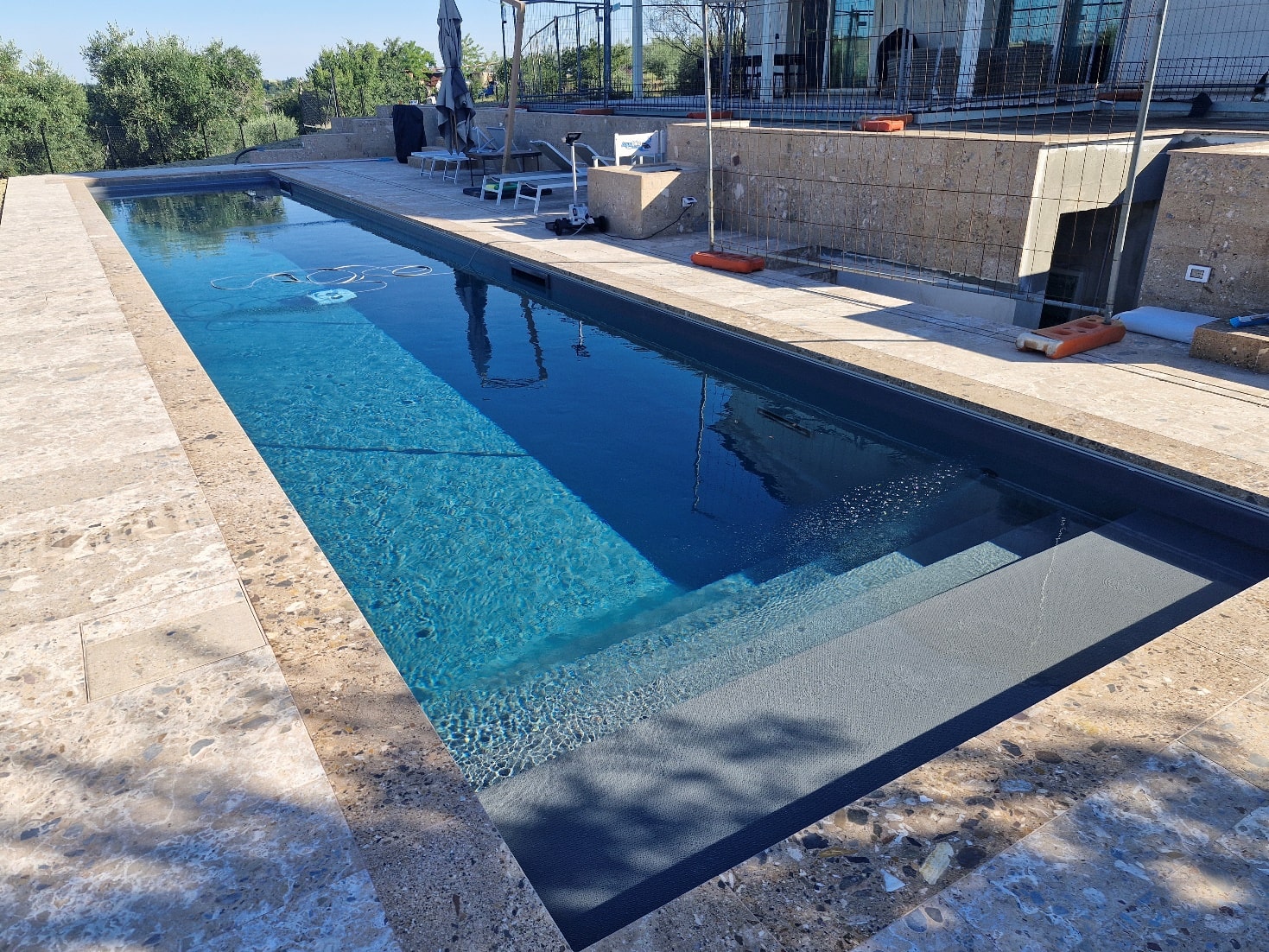 Realizzazione di Piscina esterna di pertinenza di Residenza unifamiliare con pietre naturali