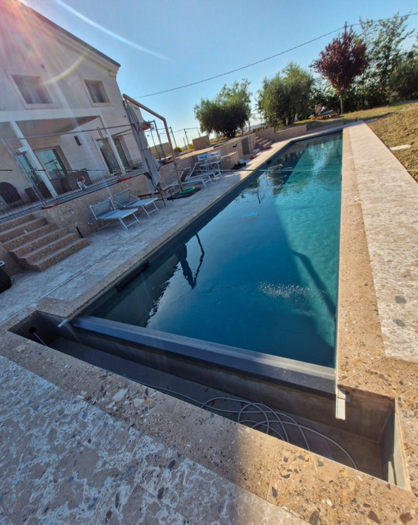 Realizzazione di Piscina esterna di pertinenza di Residenza unifamiliare con pietre naturali