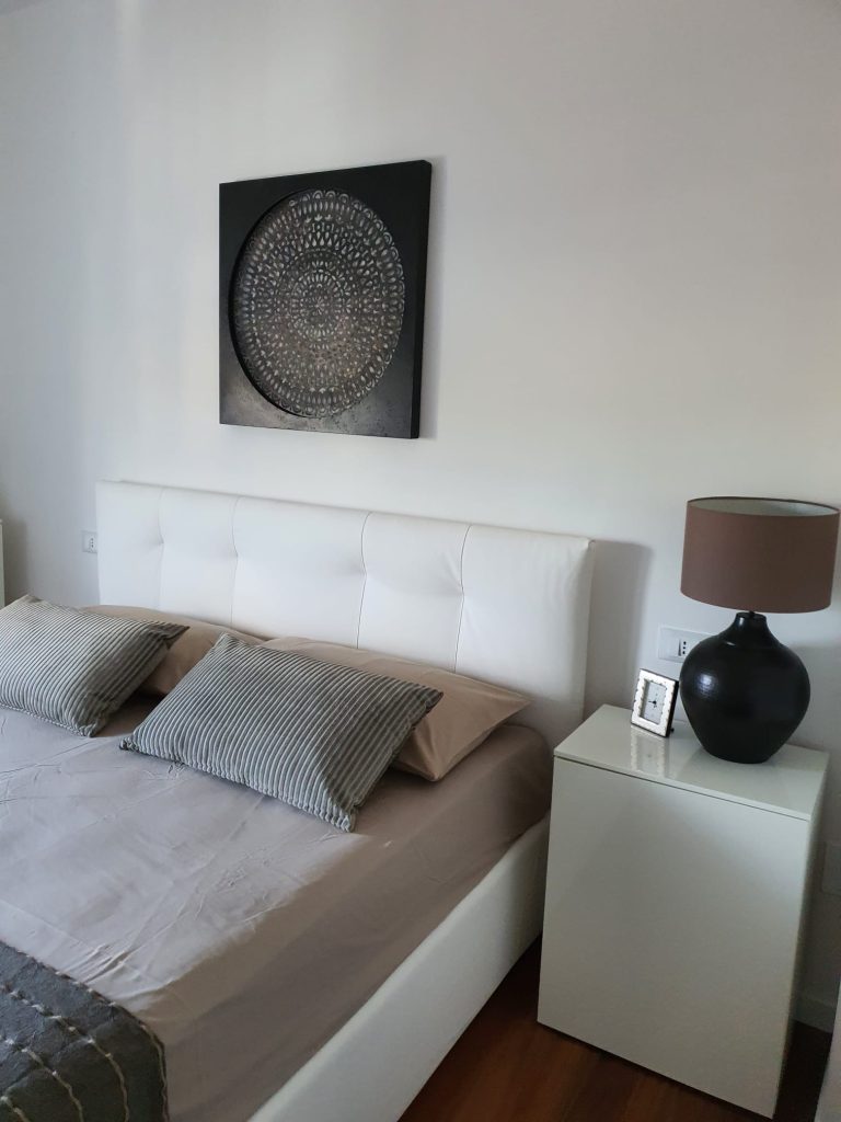 Appartamento ristrutturato in condominio in via Panoramica Riccione - camera da letto