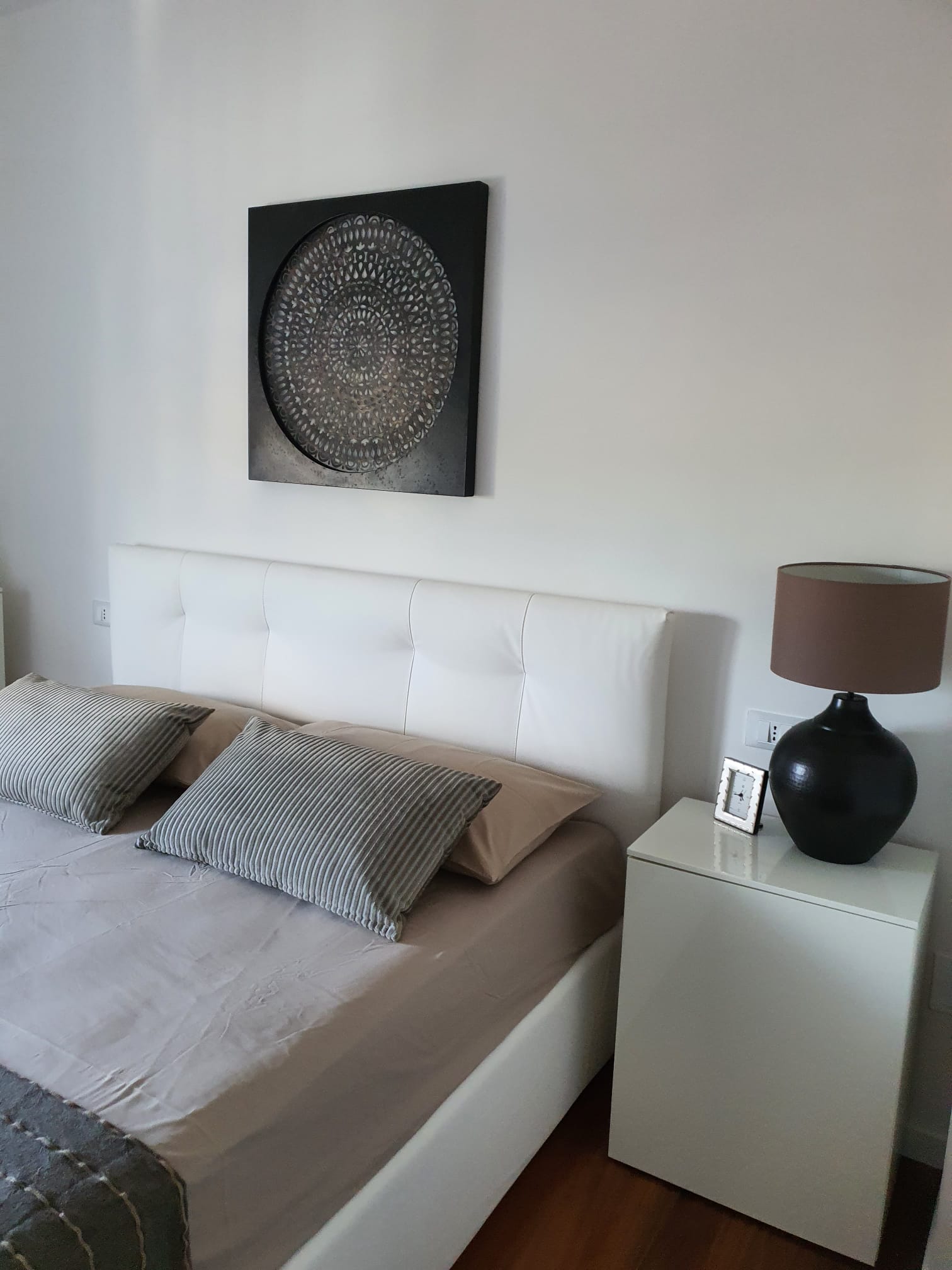 Appartamento ristrutturato in condominio in via Panoramica Riccione - camera da letto